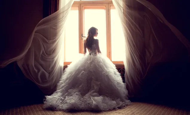 窓の前でポーズをとる花嫁と両側に開くカーテン 2K 壁紙