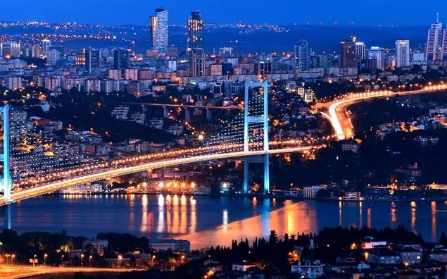 Brolys reflekteret i havet og Istanbul-landskabet HD tapet
