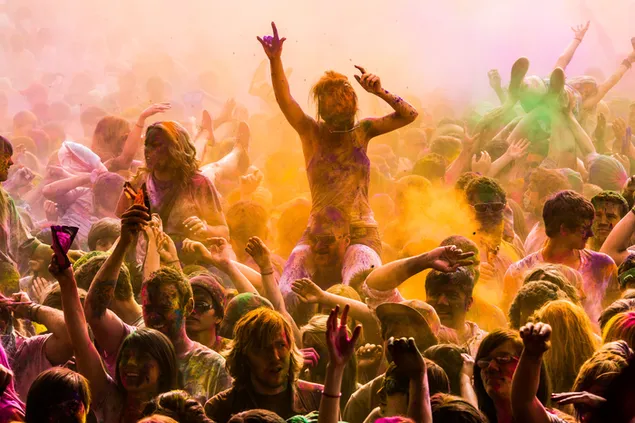 Lyse farver oplyser gader, tøj og ansigter under den hinduistiske festival Holi. 4K tapet
