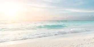 Sfocatura sfumata bianca brillante con tonalità pastello e sovrapposizione di spiaggia serena 4K sfondo