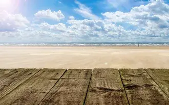 Bacino di legno marrone sotto il cielo nuvoloso e soleggiato, panca di legno, spiaggia HD sfondo