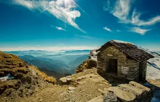 산 절벽에 갈색 목조 주택 4K 배경화면