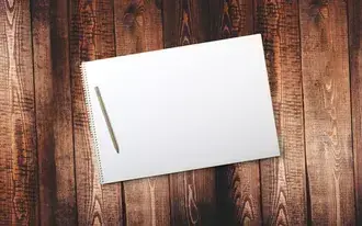 Brauner Holzstift mit weißem Notizbuch, Tisch, Schallplatte, Holzschreibtisch HD Hintergrundbild