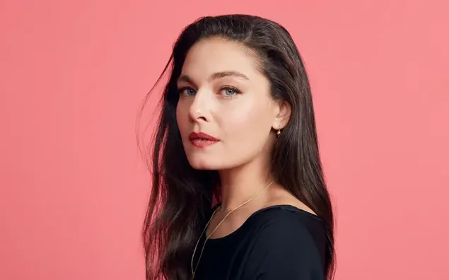 Retrato de la actriz morena Alexa Davalos con fondo rosa 4K fondo de pantalla