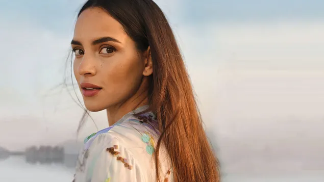 Brünette 'Adria Arjona' | Puertoricanische Schauspielerin herunterladen