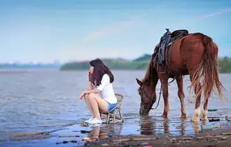ブルネットの少女と海岸沿いの彼女の馬 4K 壁紙