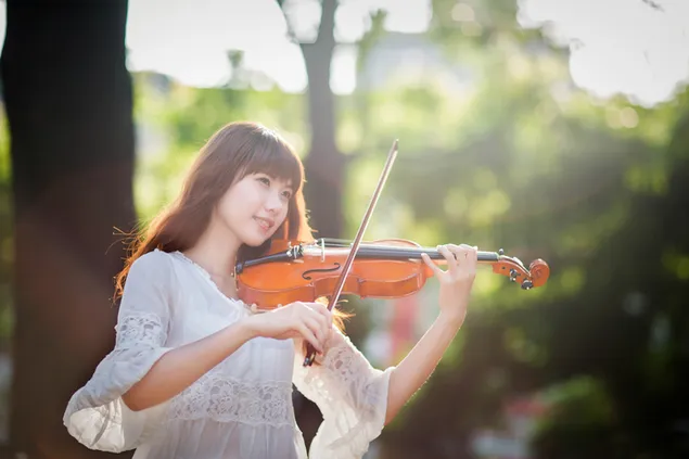 Chica morena tocando el violín 4K fondo de pantalla