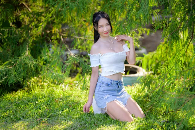 Hei Fa Nu Hai Tui Zuo Zai Shu Pang De Cao Di Shang Xia Zai