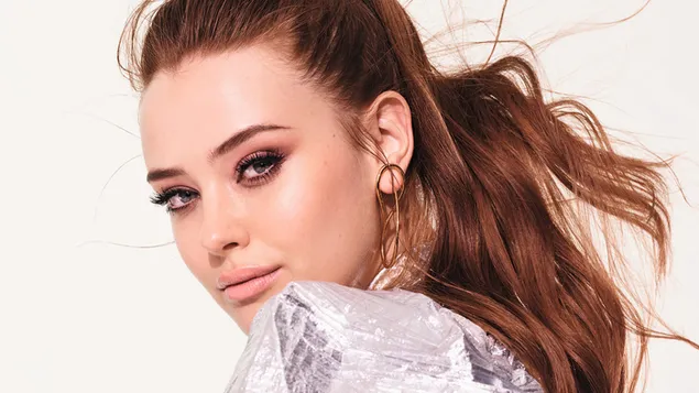 로레알 파리 사진 촬영에서 갈색 머리 '캐서린 랭포드' 4K 배경화면