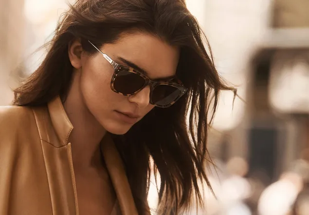 Brunette 'Kendall Jenner' in zonnebril