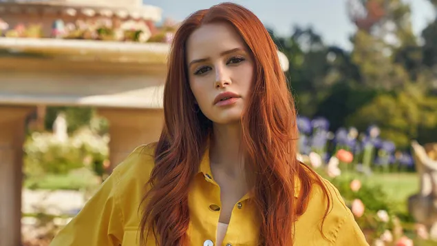 Shein Fall 系列拍摄中的黑发“Madelaine Petsch” 4K 壁纸