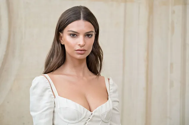 黑髮模特 Emily Ratajkowski 穿著白色性感連衣裙的完美造型 4K 壁紙