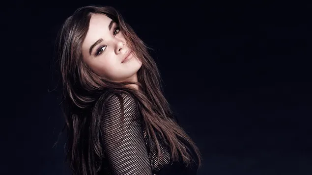 Penyanyi berambut cokelat Hailee Steinfeld dengan latar belakang hitam 2K wallpaper