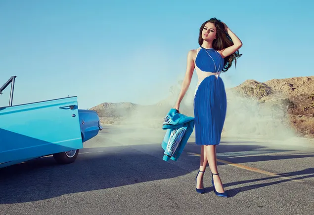 Die brünette Sängerin Selena Gomez ist in einem sexy blauen Kleid aufgeputzt HD Hintergrundbild