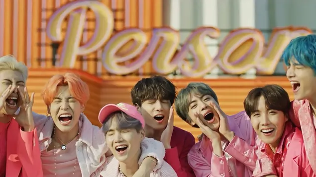 Anak laki-laki BTS menikmati bersama dengan senyum manis di sana unduhan