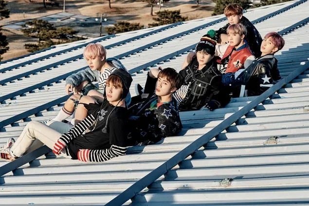 Chicos de BTS sentados juntos en el techo de los edificios y tomando el sol descargar