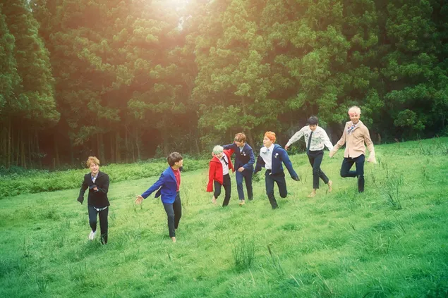 Anak laki-laki BTS bersama di hutan pada waktu pagi unduhan
