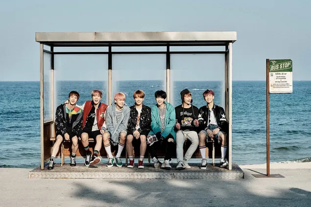 Chicos de BTS juntos sentados en una parada de autobús descargar