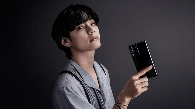 BTS : Hot V với chiếc điện thoại di động Samsung galaxy note 2 của anh ấy tải xuống