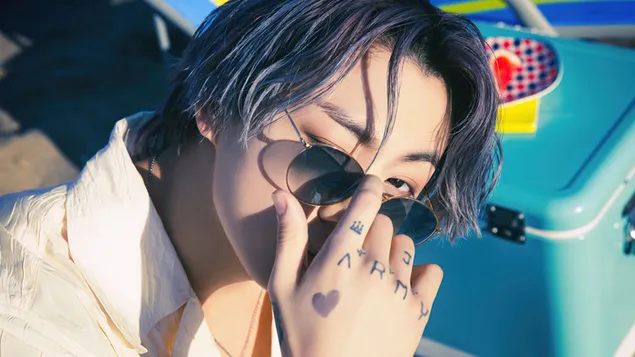 BTS Jungkook בצילומי סאמר ביץ' עבור 'באטר' MV (2021) 4K טפט