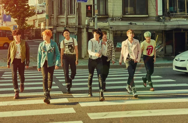 BTS machos cruzando la calle juntos descargar