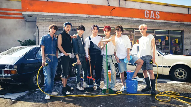 BTS-Mitglieder beim Autowasch-Fotoshooting für „Butter“ MV (2021)