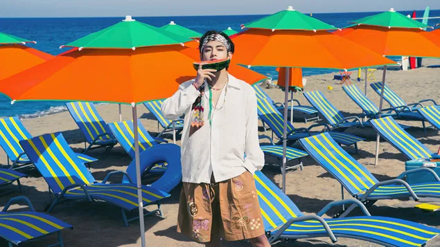 BTS 'V' (Kim Tae-hyung) dalam Pemotretan Pantai Musim Panas untuk MV 'Butter' (2021) unduhan