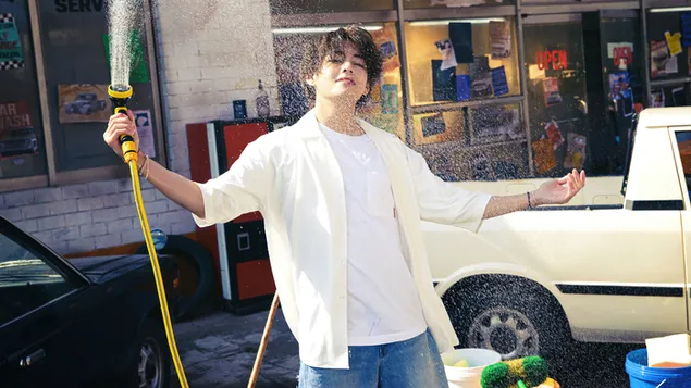 BTS „V“ (Kim Tae-hyung) automobilių plovimo fotosesijoje, skirta „Butter“ MV (2021 m.) 4K ekrano užsklanda