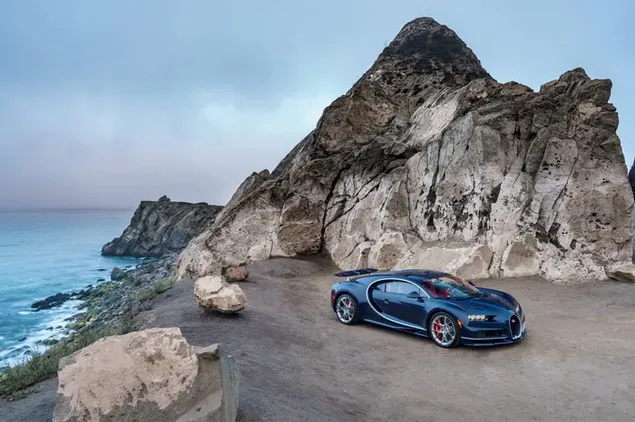 ブガッティ、海沿いの曇りの天候で崖の底に駐車されたデザインの驚異 4K 壁紙