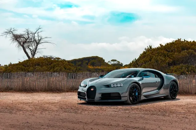 Bugatti chiron, coche deportivo de color gris brillante con ruedas de acero negro, estacionado en un camino de tierra