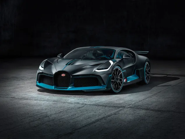 Cotxe esportiu Bugatti amb rodes d'acer en blau i negre sobre fons gris clar baixada