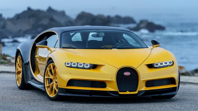 Bugatti mat schwaarz giel Faarf a giel Rimm geparkt vun de Cliffs an d'Mier 4K Tapeten