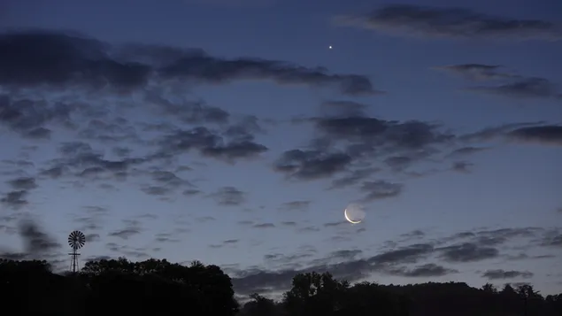 Bulan di malam hari unduhan