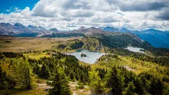 Bulutların altında göl ve orman manzarası 8K тапет