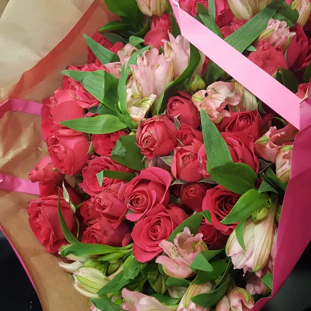 sveženj vrtnic 2K ozadje