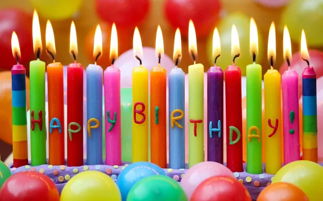 Kleurrijke kaarsen en kleurrijke ballonnen branden voor de voorbereiding van een verjaardagsfeestje