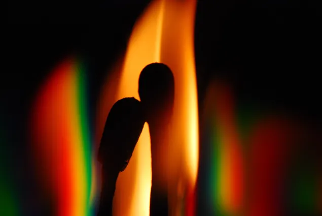 Brændende tændstikker, der udgør regnbuen download
