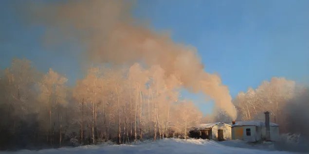 雪天早晨冒烟的小屋 2K 壁纸