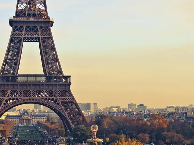 Các tòa nhà thành phố Paris và tầm nhìn ra tháp eiffel