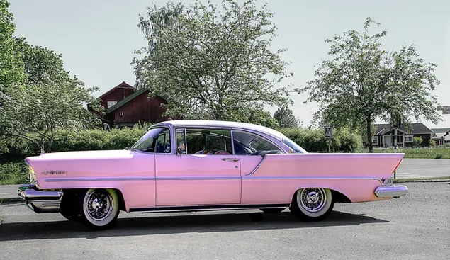 Cadillac merah muda klasik di lingkungan sekitar