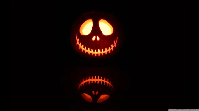 Calabaza de icono de halloween de miedo dibujada delante de fondo negro