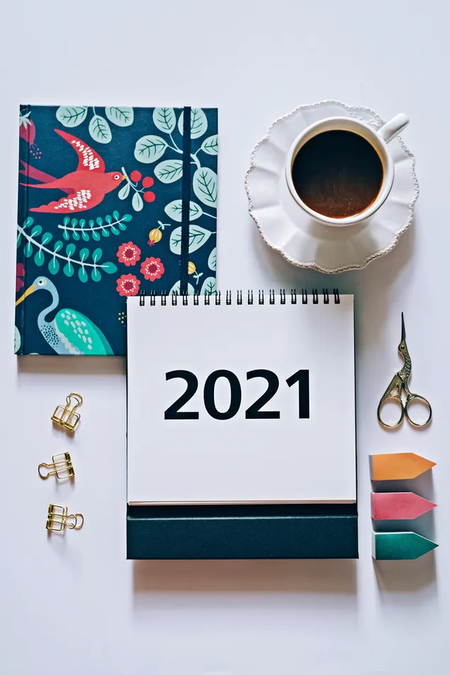 Hình nền Lịch 2021 và tạp chí đầy màu sắc và văn phòng phẩm với cà phê 2K
