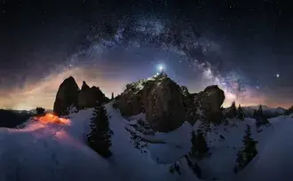 Tapeta Život v kempu v krajině polární záře mezi zasněženými horami a stromy HD