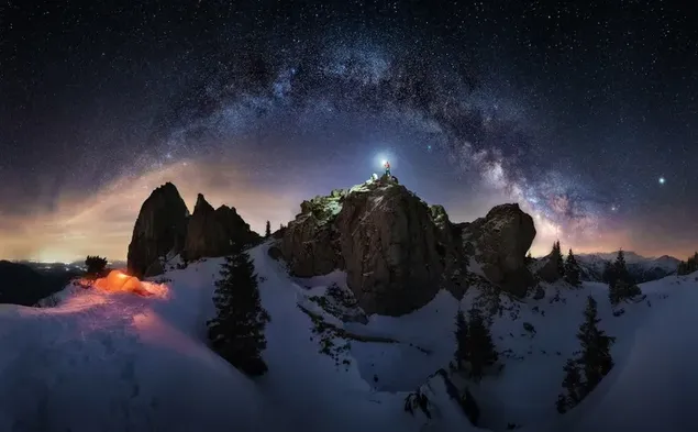 Живот на къмпинг в пейзаж на северно сияние сред заснежени планини и дървета HD тапет