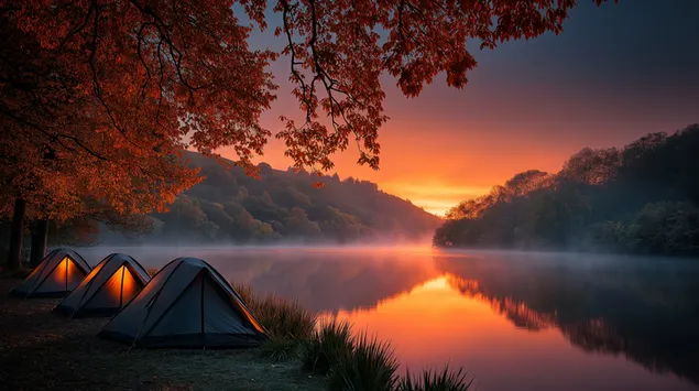 秋日日出时分，迷雾湖畔的露营帐篷 2K 壁纸