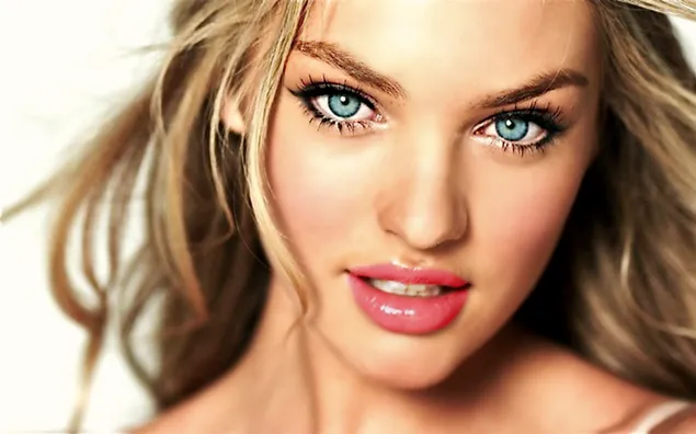 Candice Swanepoel blauwe ogen 2K achtergrond