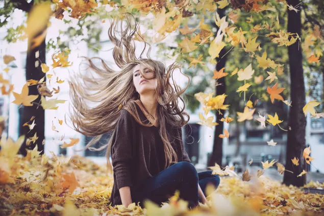 Ehrliche Aufnahme eines blonden Mädchens im Herbst