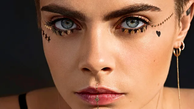 Cara Delevingne gezicht met tattoo fotografie 6K achtergrond