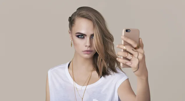 'Cara Delevingne' מצלמת סלפי 4K טפט