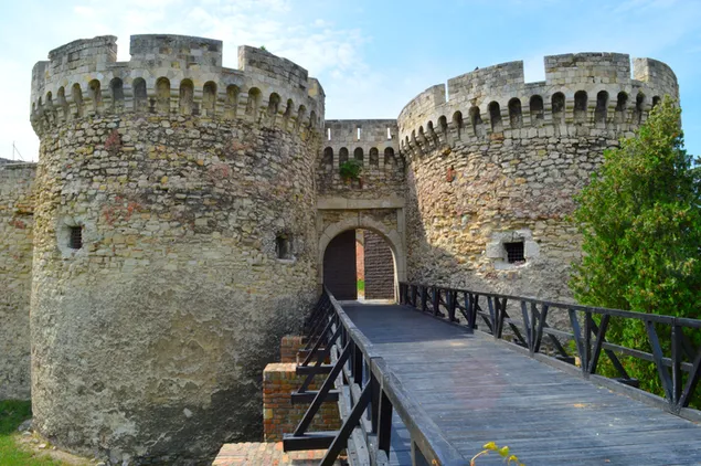 Gerbang kastil dengan jembatan kayu di Kalemegdan, Beograd, Eropa unduhan